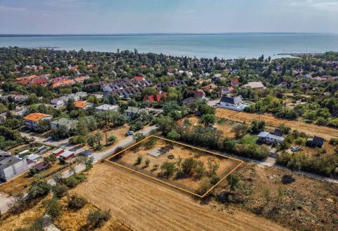 Eladó Telek, Veszprém megye Balatonkenese Szomszédmentes ● betonalappal  ● Dombtetőn